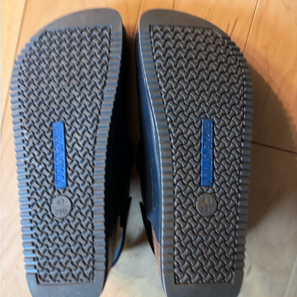 Men’s Birkenstock Tokio Super Grip clog in navy leather - Picture 2 of 3